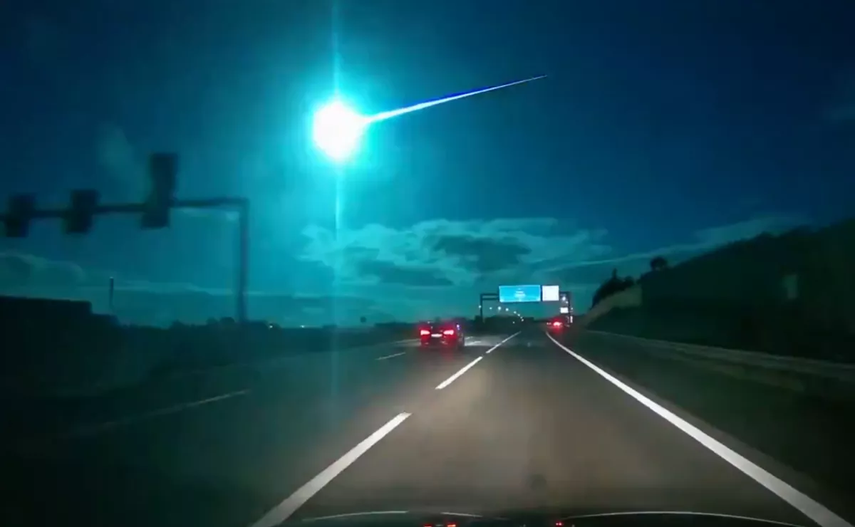 宛如變形金剛情節  葡萄牙西班牙夜空出現「巨大」藍色流星